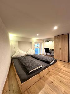 un dormitorio con una cama grande en una habitación en Micro Apartment Leipzig, en Leipzig