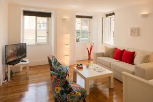 sala de estar con sofá y mesa en Apartamento com varanda no centro de Lisboa, TTL269, en Lisboa