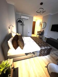 Un dormitorio con una cama grande y un escritorio en una habitación en The Diderot Hotel en Estambul