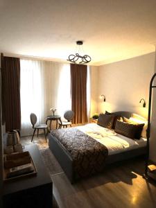 ein Schlafzimmer mit einem großen Bett und ein Wohnzimmer in der Unterkunft The Diderot Hotel in Istanbul