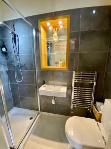une salle de bain avec douche, lavabo et toilettes dans l'établissement Cowdale Cottage, à York