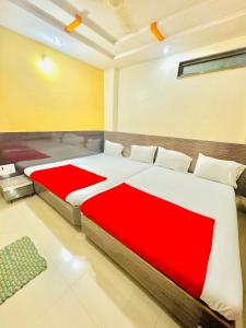 Krevet ili kreveti u jedinici u objektu GRK Hotel - Near Shri Saibaba Temple
