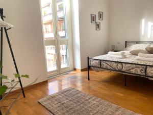 ローマにあるVolupta's House Janiculum Hillのベッドと窓のある寝室