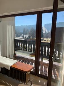 Cette chambre dispose d'un balcon avec vue sur la ville. dans l'établissement Ferienwohnung Panorama Schwarzwald, à Herrischried