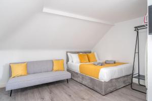a bedroom with a bed and a couch at Cosy 4th Floor studio apartment in Brick Lane in London