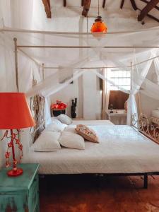 1 dormitorio con 1 cama blanca con dosel en Hotel Casa del Ángel, en Villavieja