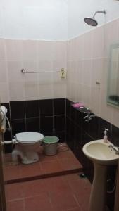 y baño con aseo y lavamanos. en D' Bunga Hotel Bukit Bunga Bilik Family Deluxe en Batu Karang