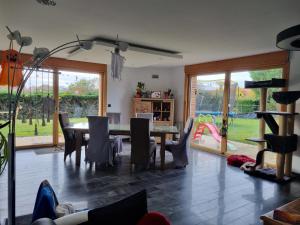 a living room with a dining room table and chairs at La maison lumineuse in Hénin-Beaumont