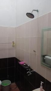 y baño con lavabo y espejo. en D' Bunga Hotel Bukit Bunga Bilik Family Deluxe en Batu Karang