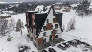 una vista aérea de un edificio en la nieve en PoinT, en Divčibare