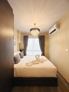 เตียงในห้องที่ Monte Rama 9 near JodFair Market Condo