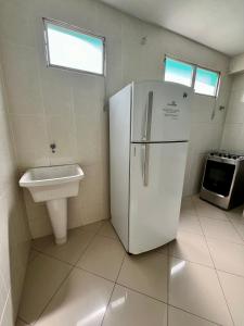 um frigorífico branco numa cozinha com um lavatório em Adialas Tour Angra dos Reis! em Angra dos Reis
