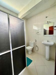 uma casa de banho com um chuveiro, um WC e um lavatório. em Adialas Tour Angra dos Reis! em Angra dos Reis
