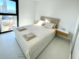 Ένα ή περισσότερα κρεβάτια σε δωμάτιο στο Luxury apartment Sunset Cliffs Benidorm