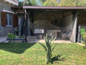 un patio coperto con griglia e tavolo di La Maison de Luisa a Bordighera Altre 12 foto