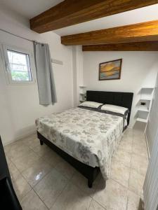 una camera da letto con un letto in una stanza bianca di La Maison de Luisa a Bordighera