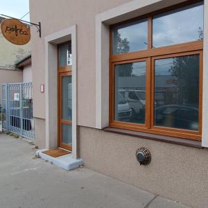 una fachada de un edificio con ventanas y una puerta en Porta Red, en Budapest