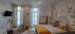 Un dormitorio con una cama y un televisor. en Les arcades Studio Coeur de ville, en Cholet