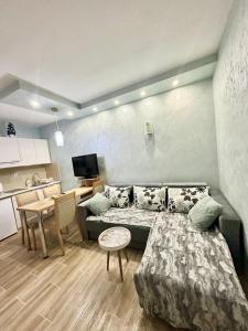 uma sala de estar com um sofá e uma mesa em Apartmani Dušica Konaci Kopaonik em Kopaonik