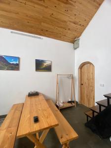 - une table en bois dans une chambre dotée d'un plafond en bois dans l'établissement Homestay 1579 SaPa, à Sa Pa