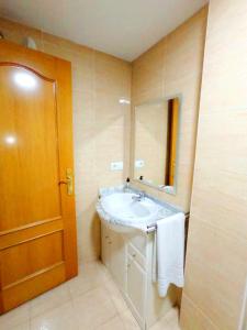 a bathroom with a sink and a mirror at Precioso piso in Catarroja