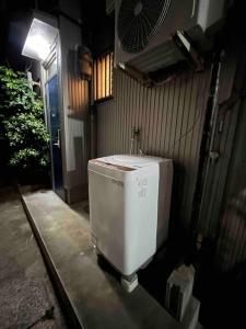 uma casa de banho sentada ao lado de um edifício em Family Home Shimanouchi House Ⅱ em Osaka