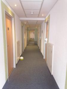 un corridoio vuoto in un edificio con uffici e corridoio di SUN1 BLOEMFONTEIN a Bloemfontein