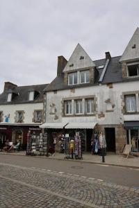 a building on the side of a street with stores at Logement au centre du Conquet in Le Conquet