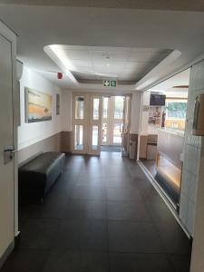 una sala d'attesa con divano in un edificio di SUN1 BLOEMFONTEIN a Bloemfontein