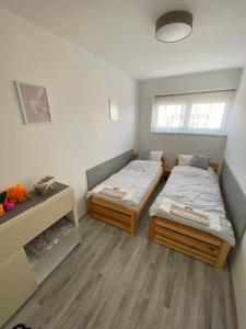 Un pat sau paturi într-o cameră la Katica Apartman