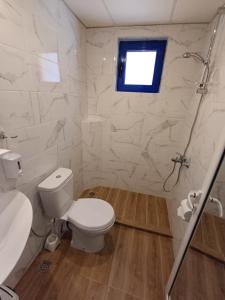 Koupelna v ubytování Fenix Family Hotel + 37 fotografií