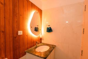W łazience znajduje się umywalka i lustro. w obiekcie Skystay Apartments w mieście Lucknow
