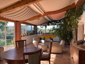 ein Wohnzimmer mit Tisch und Stühlen in der Unterkunft Belrepayre in Manses