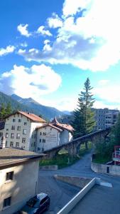 ein Auto steht auf einem Parkplatz mit einer Brücke in der Unterkunft WEF DAVOS PLATZ Centre 3,5 Apartment with Garage in Davos