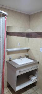 un baño con lavabo y espejo en Rio Grande, en Neuquén