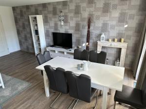 TV a/nebo společenská místnost v ubytování Kapitänskajüte am Bakenberg