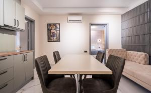 uma cozinha e sala de jantar com mesa e cadeiras em Luxury X By umbrella em Tbilisi