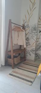 una habitación con una cesta y una pared en Les arcades Studio Coeur de ville, en Cholet