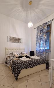 1 dormitorio con 1 cama grande en una habitación en Relax in trastevere Rome - Independent Apartment en Roma