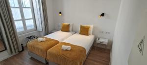 En eller flere senger på et rom på Correio Velho Suites II
