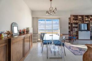 une salle à manger avec une table et une grande fenêtre dans l'établissement Vue panoramique, grand appartement 2 chambres à Toulon, à Toulon