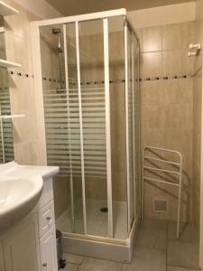 La salle de bains est pourvue d'une douche avec une porte en verre. dans l'établissement Le Serre, à Millau