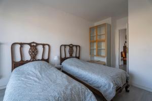 - 2 lits installés l'un à côté de l'autre dans une chambre dans l'établissement Vue panoramique, grand appartement 2 chambres à Toulon, à Toulon