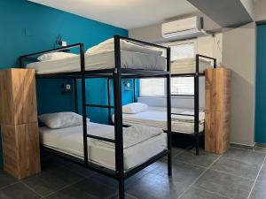 スコピエにあるMickitos Urban Hostelの二段ベッド3組が備わる二段ベッド付きの部屋です。