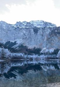 una montaña con un reflejo en un cuerpo de agua en Wohnung See- und Bergnähe, en Gmunden