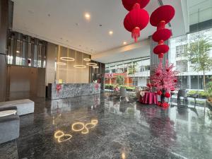 una hall con un albero di Natale e decorazioni rosse di Societe Suites Hartamas a Kuala Lumpur