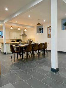 a dining room and kitchen with a table and chairs at Capel Salem in Blaenau-Ffestiniog