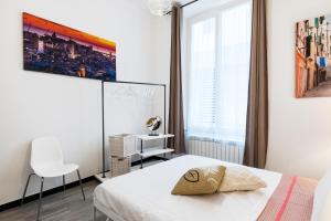 biała sypialnia z łóżkiem i oknem w obiekcie ACQUARIO 5 Minuti, FREE A-C, Wifi & Netflix ''City Center'' by TILO w Genui