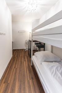 Divstāvu gulta vai divstāvu gultas numurā naktsmītnē CENTRAL & AFFORDABLE by JR City Apartments