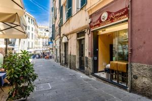 una strada vuota in una città con negozi di ACQUARIO 5 Minuti, FREE A-C, Wifi & Netflix ''City Center'' by TILO a Genova